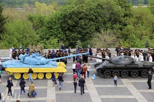 В Киеве школьники и студенты устроили флешмоб, образовав живой трезубец В Киеве школьники и студенты устроили флешмоб, образовав живой трезубец