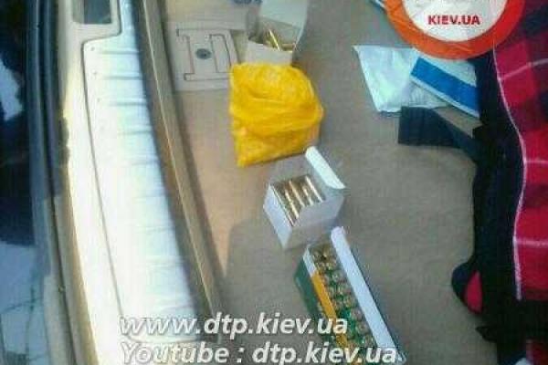 В Киеве при проверке "BMW X6" в багажнике полиция обнаружила оружие и поддельные номера