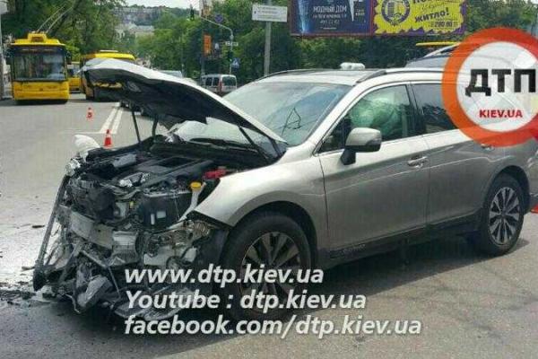 В Киеве автомобиль "Subaru" с тремя детьми-пассажирами влетел в "Seat"