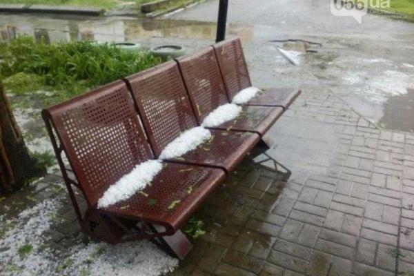 Днепропетровск обильно залило дождем и засыпало градом