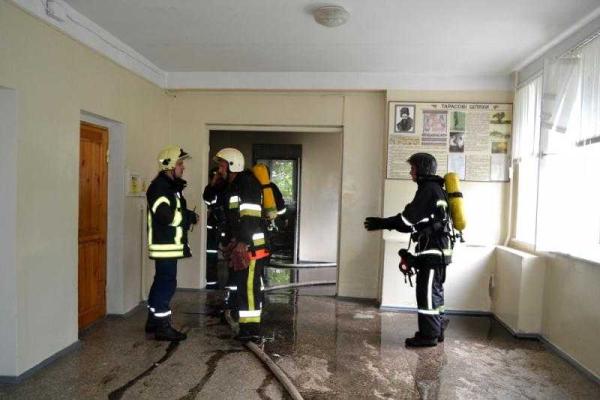 В Одессе спасатели тушили пожар в школьном кабинете химии В Одессе спасатели тушили пожар в школьном кабинете химии