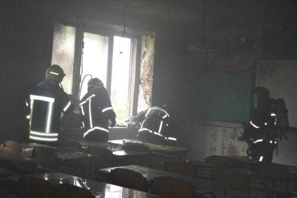 В Одессе спасатели тушили пожар в школьном кабинете химии В Одессе спасатели тушили пожар в школьном кабинете химии