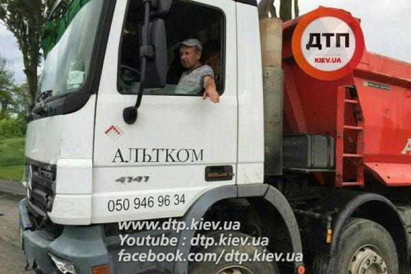 В Киеве пьяный водитель грузовика на полной скорости протаранил "Mercedes"