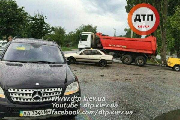 В Киеве пьяный водитель грузовика на полной скорости протаранил "Mercedes"
