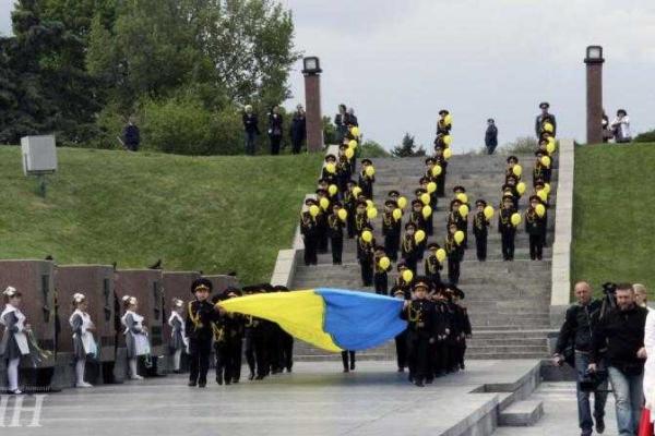 В Киеве школьники и студенты устроили флешмоб, образовав живой трезубец В Киеве школьники и студенты устроили флешмоб, образовав живой трезубец