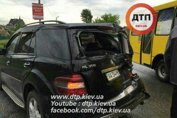 В Киеве пьяный водитель грузовика на полной скорости протаранил "Mercedes"