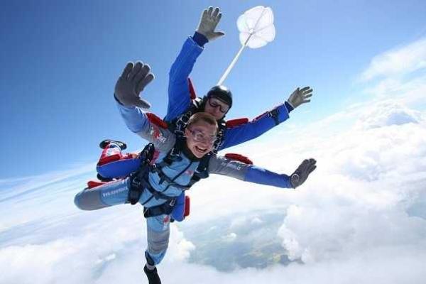 На аэродроме Чикаго десять человек прыгнули с парашютами в украинских вышиванках