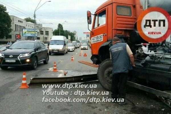 В Киеве неисправный бетоновоз влетел в отбойник В Киеве неисправный бетоновоз влетел в отбойник