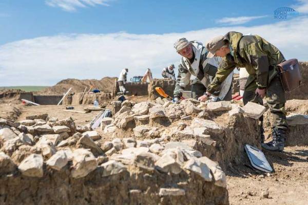 Российские археологи выкопали клад в Крыму Российские археологи выкопали клад в Крыму