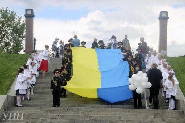 В Киеве школьники и студенты устроили флешмоб, образовав живой трезубец В Киеве школьники и студенты устроили флешмоб, образовав живой трезубец