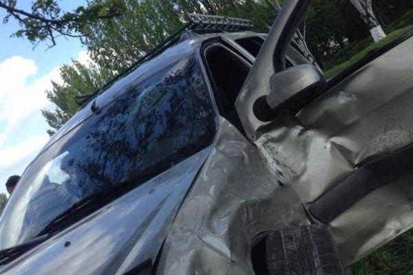 В Енакиево боевики на "Волге" протаранили иномарку: пострадал водитель "Renault" В Енакиево боевики на "Волге" протаранили иномарку: пострадал водитель "Renault"