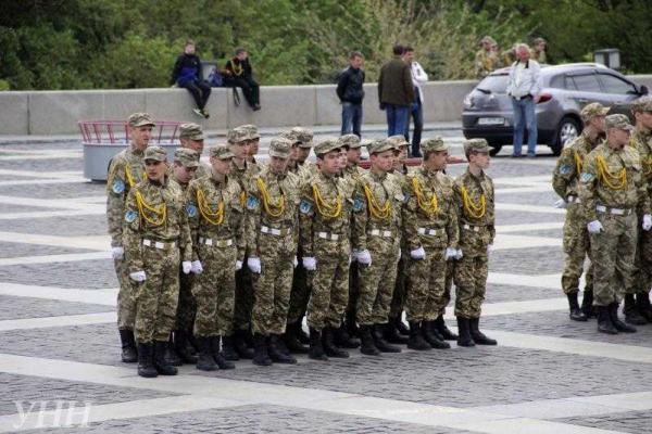 В Киеве школьники и студенты устроили флешмоб, образовав живой трезубец В Киеве школьники и студенты устроили флешмоб, образовав живой трезубец