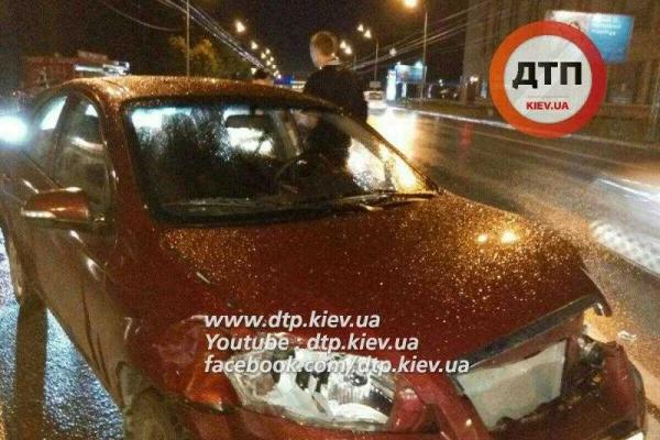 В Киеве пьяный водитель за рулем "ЗАЗ" "уделал" две иномарки - "BMW" и "Dacia Logan"
