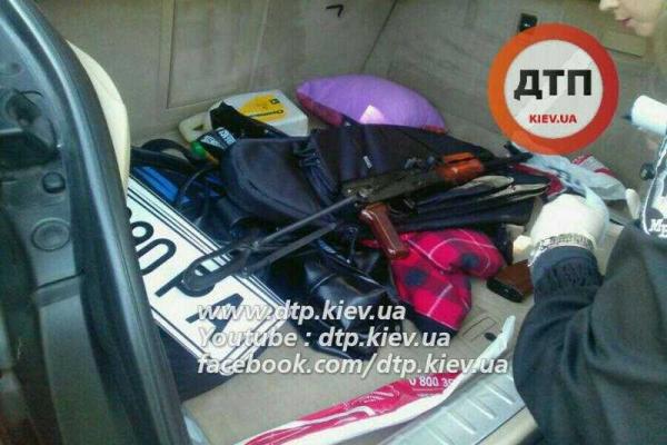 В Киеве при проверке "BMW X6" в багажнике полиция обнаружила оружие и поддельные номера