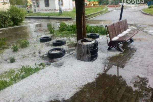 Днепропетровск обильно залило дождем и засыпало градом