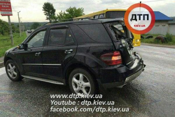 В Киеве пьяный водитель грузовика на полной скорости протаранил "Mercedes"