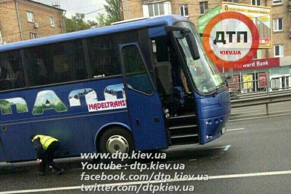 В Киеве мужчина, убегающий от полиции, угодил под автобус с иностранными туристами В Киеве мужчина, убегающий от полиции, угодил под автобус с иностранными туристами