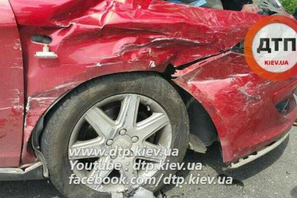 В Киеве автомобиль "Subaru" с тремя детьми-пассажирами влетел в "Seat"