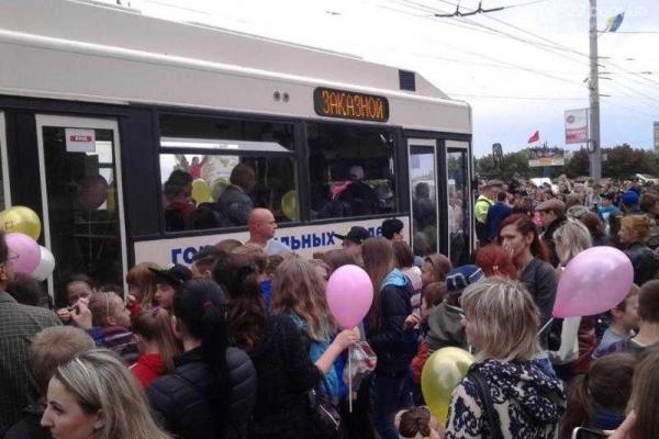 В Мариуполе местный силач протянул по городскому проспекту троллейбус с детьми