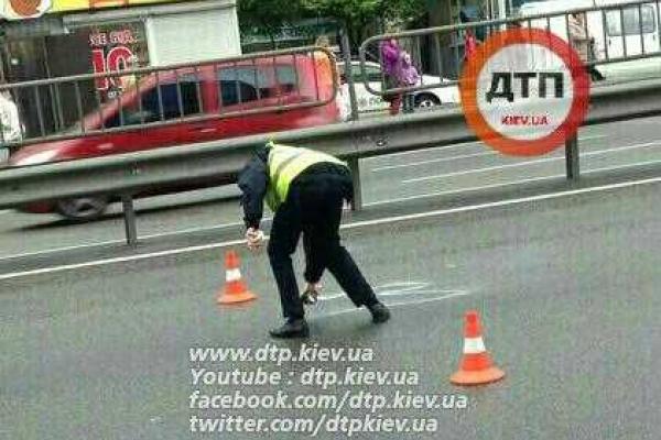 В Киеве мужчина, убегающий от полиции, угодил под автобус с иностранными туристами В Киеве мужчина, убегающий от полиции, угодил под автобус с иностранными туристами