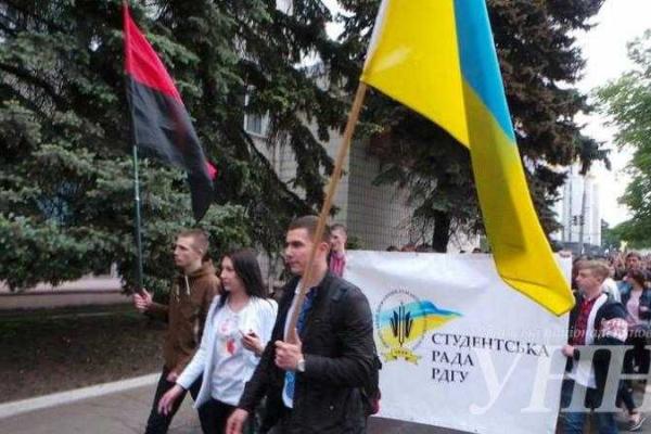 В Ровно студенты провели марш вышиванок В Ровно студенты провели марш вышиванок