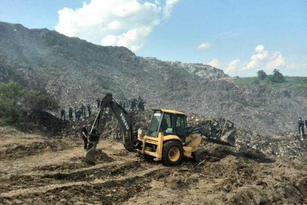 Судьба трех спасателей, оказавшихся под завалом мусора на Львовщине, остается неизвестной Судьба трех спасателей, оказавшихся под завалом мусора на Львовщине, остается неизвестной