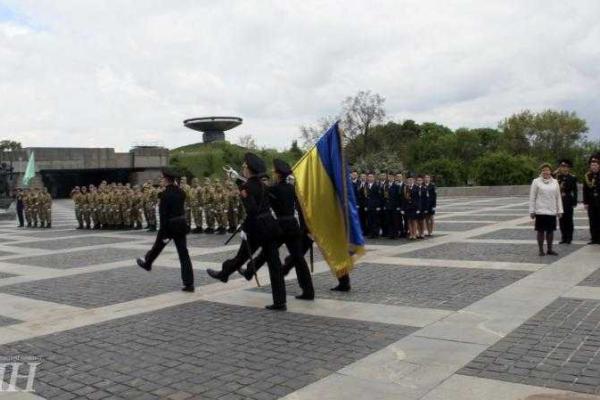В Киеве школьники и студенты устроили флешмоб, образовав живой трезубец В Киеве школьники и студенты устроили флешмоб, образовав живой трезубец