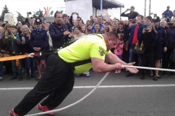 В Мариуполе местный силач протянул по городскому проспекту троллейбус с детьми