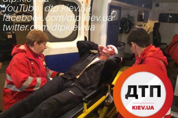 В Киеве окрававленный мужчина вырвался из автомобиля "Mercedes", в котором его хотели убить