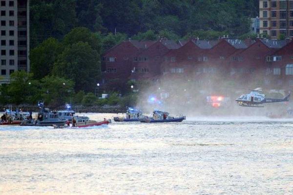 В Нью-Йорке продолжается спасательная операция: в реку Гудзон рухнул раритетный самолет