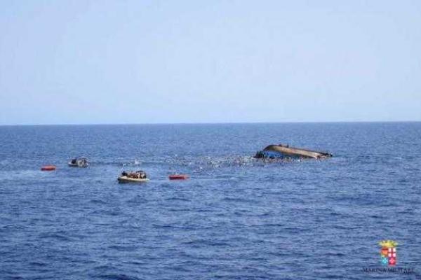 В Средиземном море перевернулась лодка с мигрантами: спасено 562 человека, есть жертвы