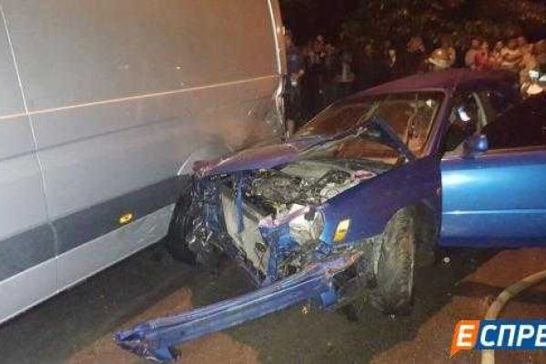 Водитель автомобиля "Subaru" устроил смертельные гонки по ночному Киеву Водитель автомобиля "Subaru" устроил смертельные гонки по ночному Киеву