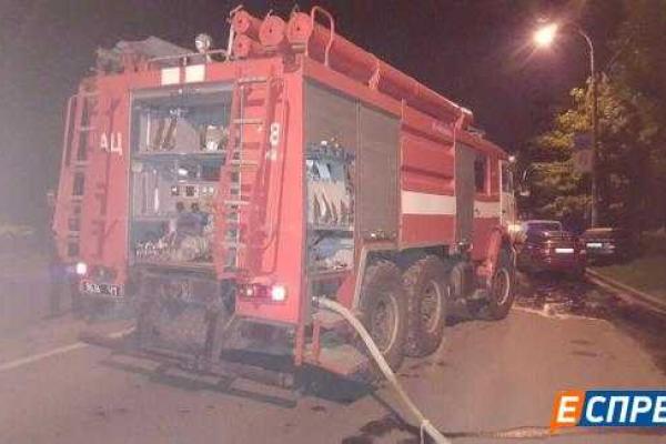 Водитель автомобиля "Subaru" устроил смертельные гонки по ночному Киеву Водитель автомобиля "Subaru" устроил смертельные гонки по ночному Киеву