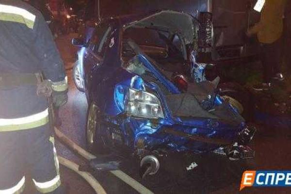 Водитель автомобиля "Subaru" устроил смертельные гонки по ночному Киеву Водитель автомобиля "Subaru" устроил смертельные гонки по ночному Киеву