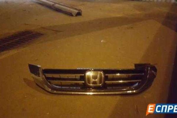 В Киеве автомобиль на бешеной скорости врезался в отбойник и "залетел" на крышу киоска В Киеве автомобиль на бешеной скорости врезался в отбойник и "залетел" на крышу киоска