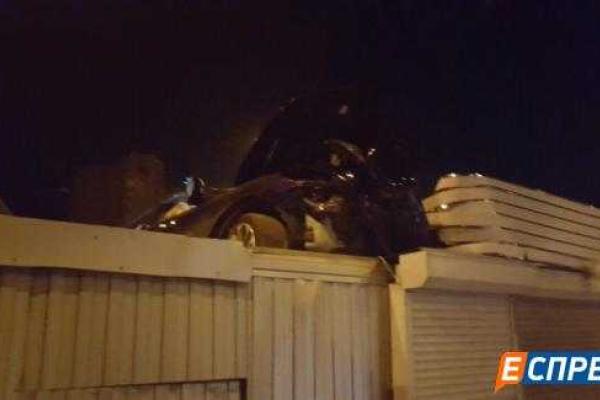 В Киеве автомобиль на бешеной скорости врезался в отбойник и "залетел" на крышу киоска В Киеве автомобиль на бешеной скорости врезался в отбойник и "залетел" на крышу киоска