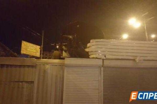 В Киеве автомобиль на бешеной скорости врезался в отбойник и "залетел" на крышу киоска В Киеве автомобиль на бешеной скорости врезался в отбойник и "залетел" на крышу киоска