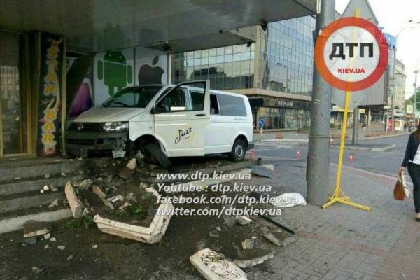 Водитель микроавтобуса "Volkswagen" уснул за рулем и влетел на ступени отеля "Лыбидь"