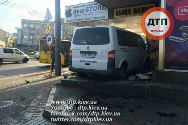 Водитель микроавтобуса "Volkswagen" уснул за рулем и влетел на ступени отеля "Лыбидь"