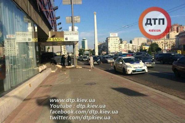 Водитель микроавтобуса "Volkswagen" уснул за рулем и влетел на ступени отеля "Лыбидь"