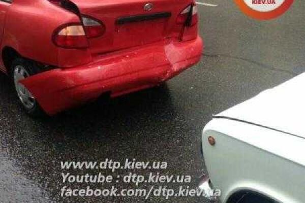 Масштабное ДТП в Киеве: мусоровоз собрал "паровоз" из 4 автомобилей