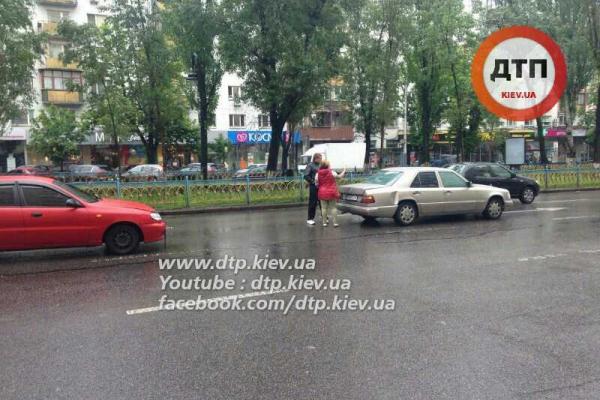 Масштабное ДТП в Киеве: мусоровоз собрал "паровоз" из 4 автомобилей