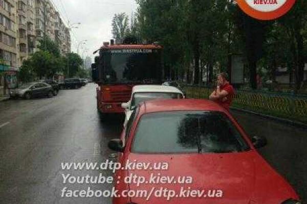 Масштабное ДТП в Киеве: мусоровоз собрал "паровоз" из 4 автомобилей