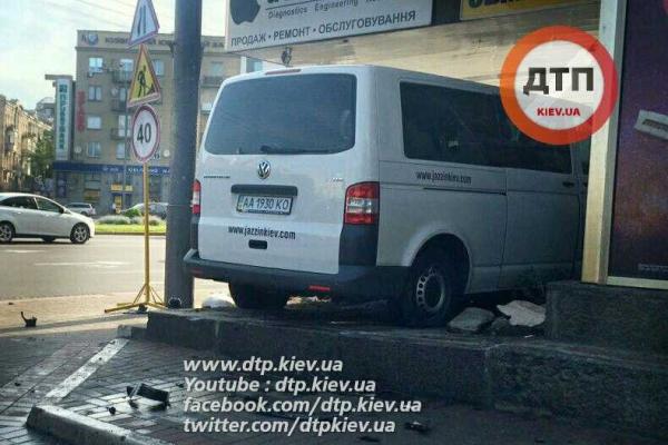 Водитель микроавтобуса "Volkswagen" уснул за рулем и влетел на ступени отеля "Лыбидь"