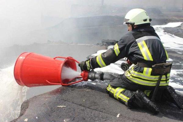 На Киевщине несколько часов боролись с масштабным пожаром на складе лакокрасочной продукции
