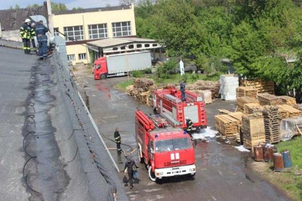 На Киевщине несколько часов боролись с масштабным пожаром на складе лакокрасочной продукции