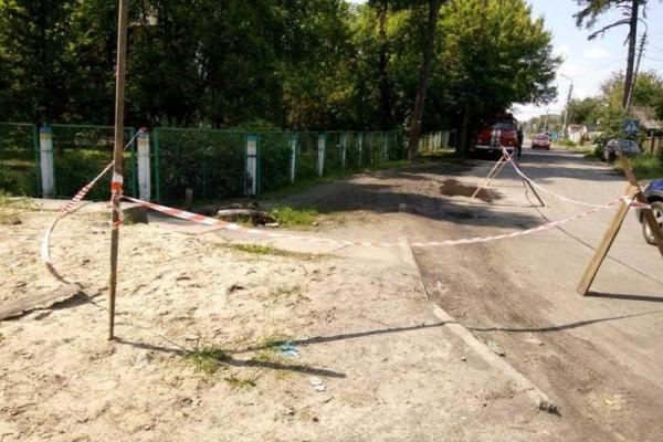 На Киевщине рядом с лицеем разлили неизвестное вещество с резким запахом На Киевщине рядом с лицеем разлили неизвестное вещество с резким запахом