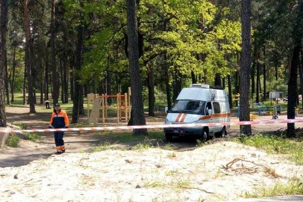 На Киевщине рядом с лицеем разлили неизвестное вещество с резким запахом На Киевщине рядом с лицеем разлили неизвестное вещество с резким запахом