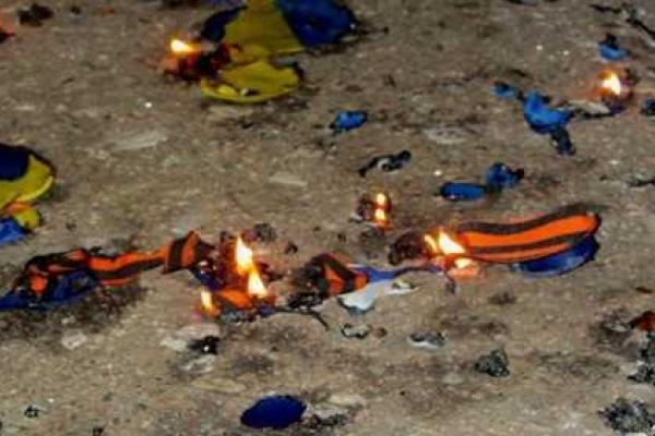 В Краматорске "свободовцы" провели акцию: на площади были сожжены георгиевские ленточки