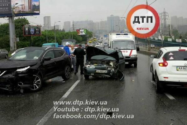 В Киеве женщина за рулем "Nissan", выскочив на "встречку", устроила лобовое ДТП